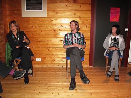 Von links: Kuratorin Mirjana Peitler-Selakov, Medienkünstler Niki Passath und Karakuri-Künstlerin Kirsty Boyle bei einer Konferenz von Kunst Ost