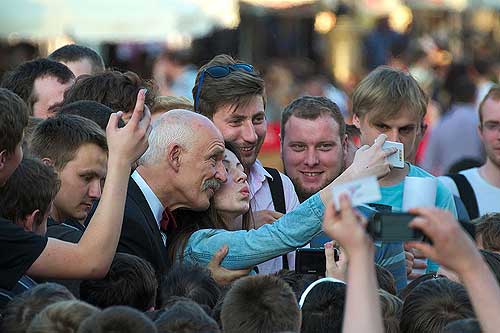 Das war ja klar! Der jungen Frau muß die Wange gestützt werden, daß ihr Kopf nicht wackelt, und der Arm gehalten, daß ihr Mobiltelefon nicht runterfällt. (Foto: Filip Hallo, wikimedia commons: OTRS)