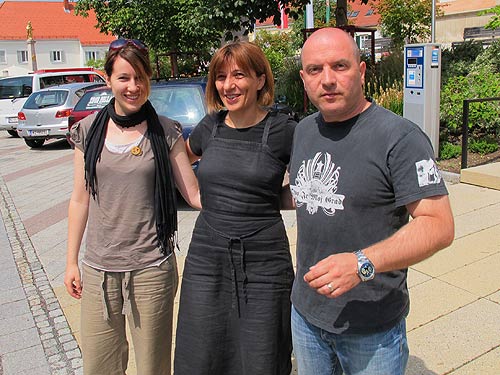 Kuratorin Mirjana Peitler-Selakov (MItte) flankliert von diSTRUKTURA (Milica Milicevic und Milan Bosnic)
