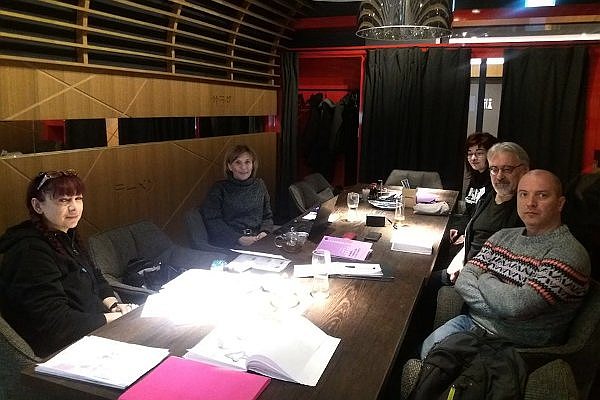 Links: Tanja Vujinovic, und Mirjana Peitler-Selakov, rechts (vom vorne): Milan Bosnic, Martin Krusche und Alex Saric